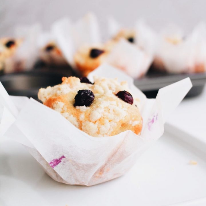 blueberry muffins with crumb topping