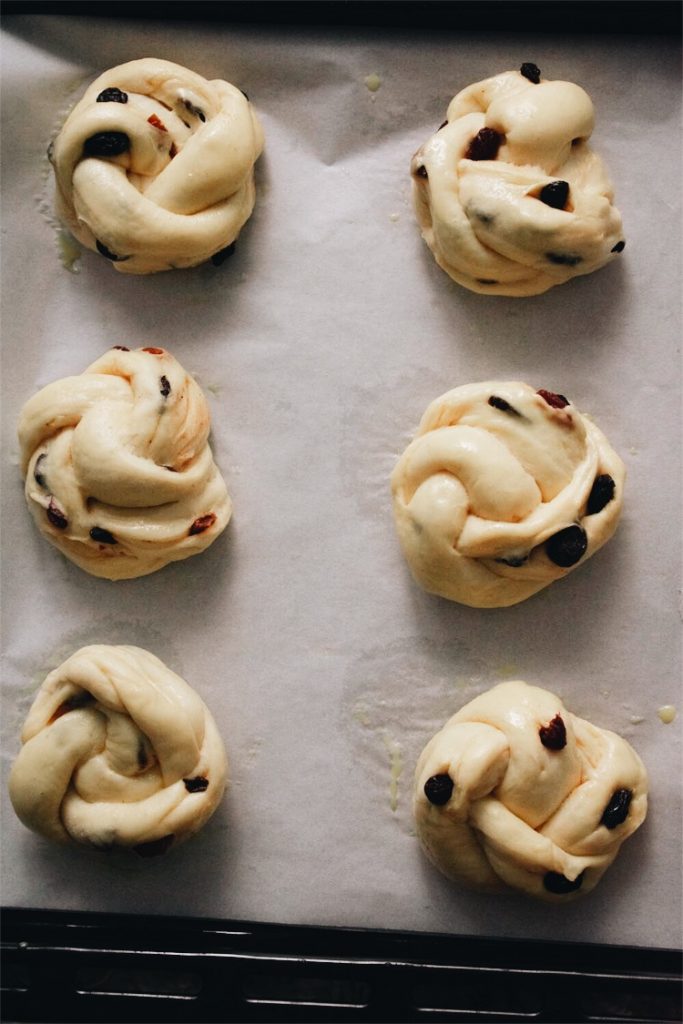 raisin cinnamon buns on tray in a  step by step instruction
